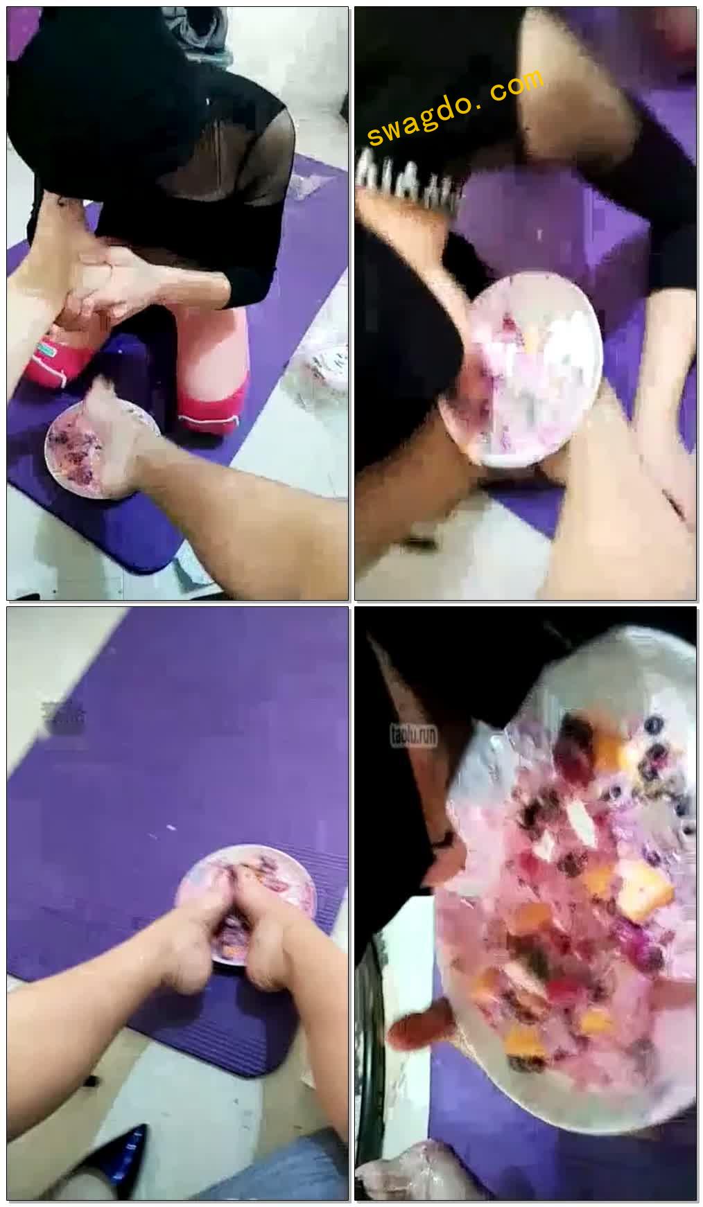 【9.17】脚丫喂水果,舔食圈养大壮【21分钟】【独裁者大毒蝎】