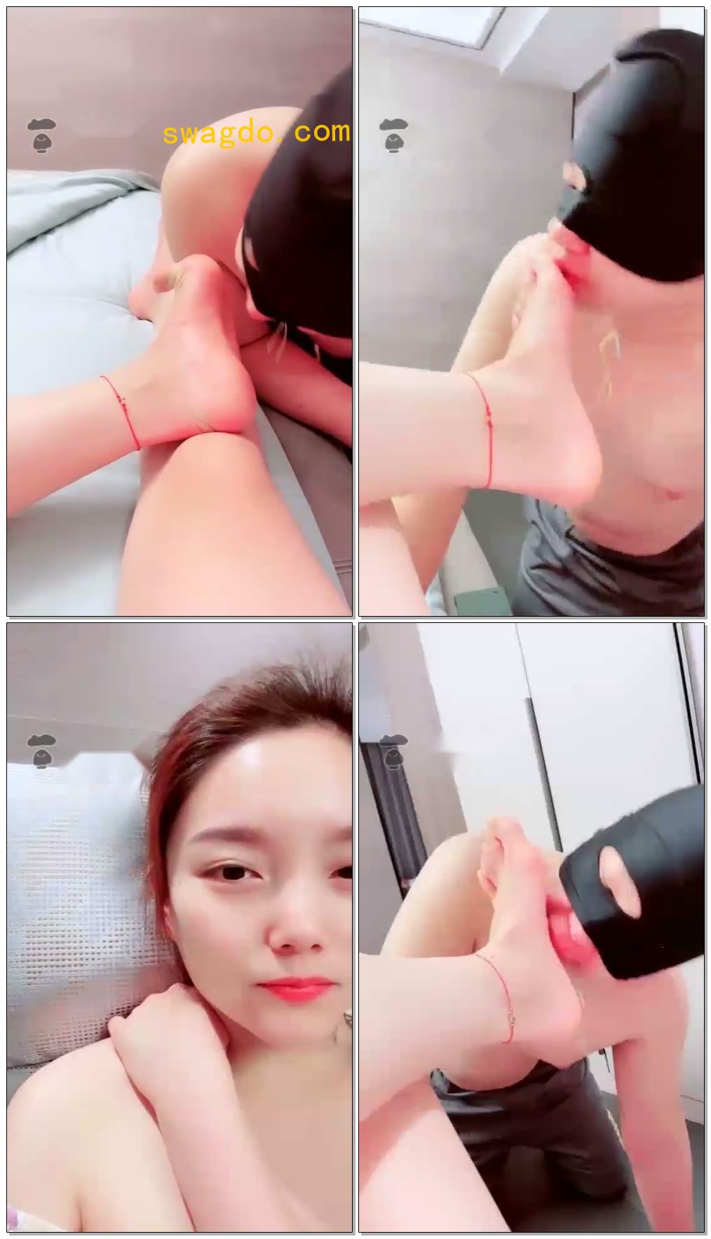【蜜桃儿S】跪舔白皙香脚，吃的贼香【45分钟】