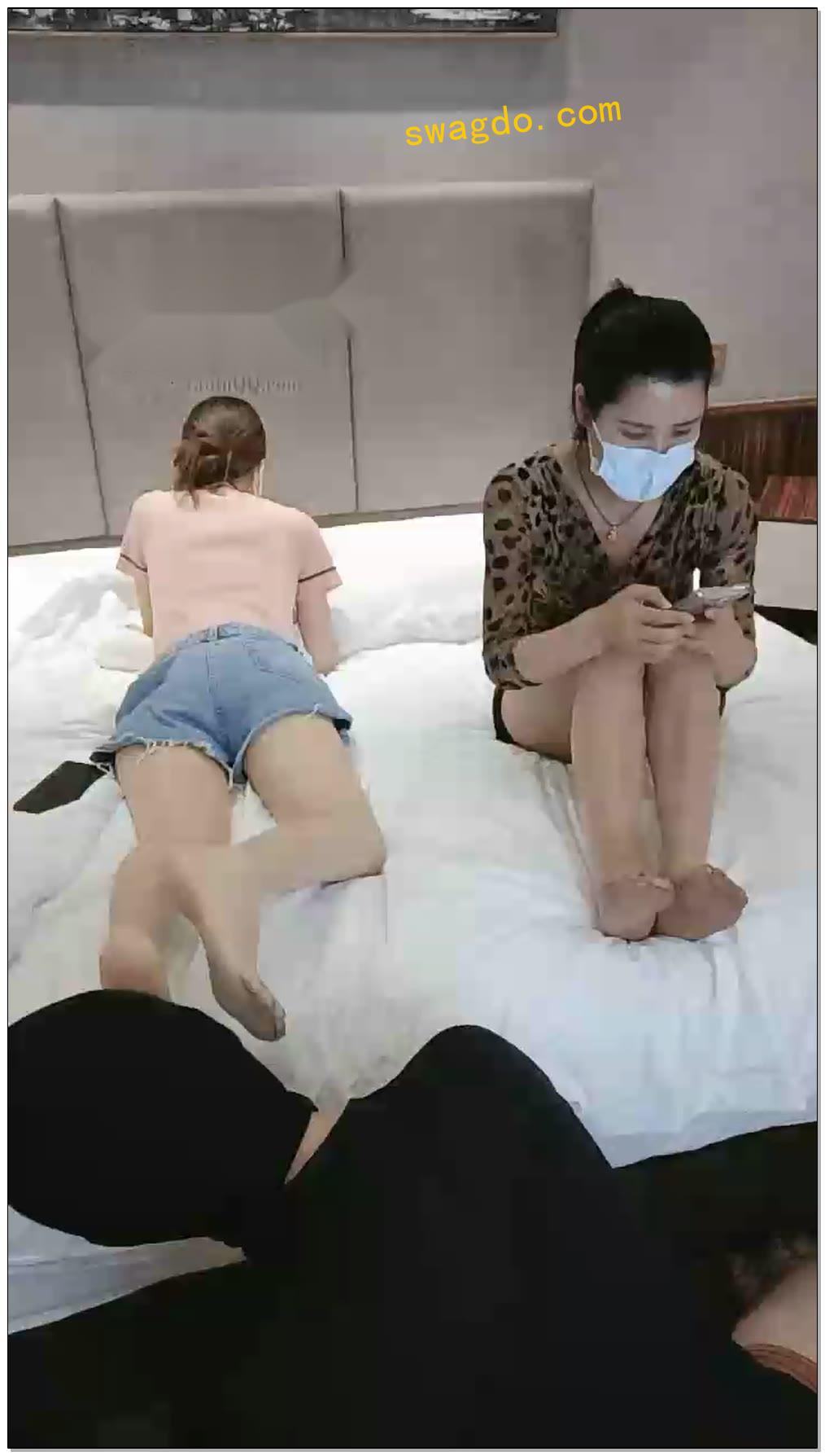 【多多s】舔丝袜脚(双主)!狗嘴撕破丝袜!(舔裸足)【48分钟】