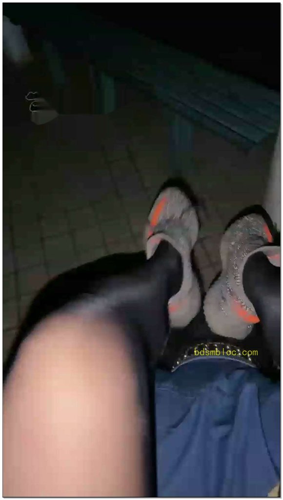 【麒麟女皇】户外小区狗，为了一顿圣水讨好主人被一顿玩弄膝盖都磨破了