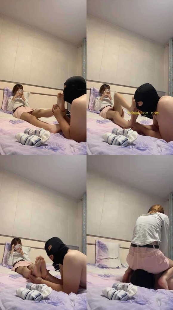 【精神小妹】床上闻舔原味棉袜裸足/坐脸窒息