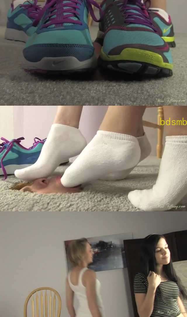 【欧美女王】贱狗钻进地洞里，两个小美女很好奇把小脚丫伸进去让他舔
