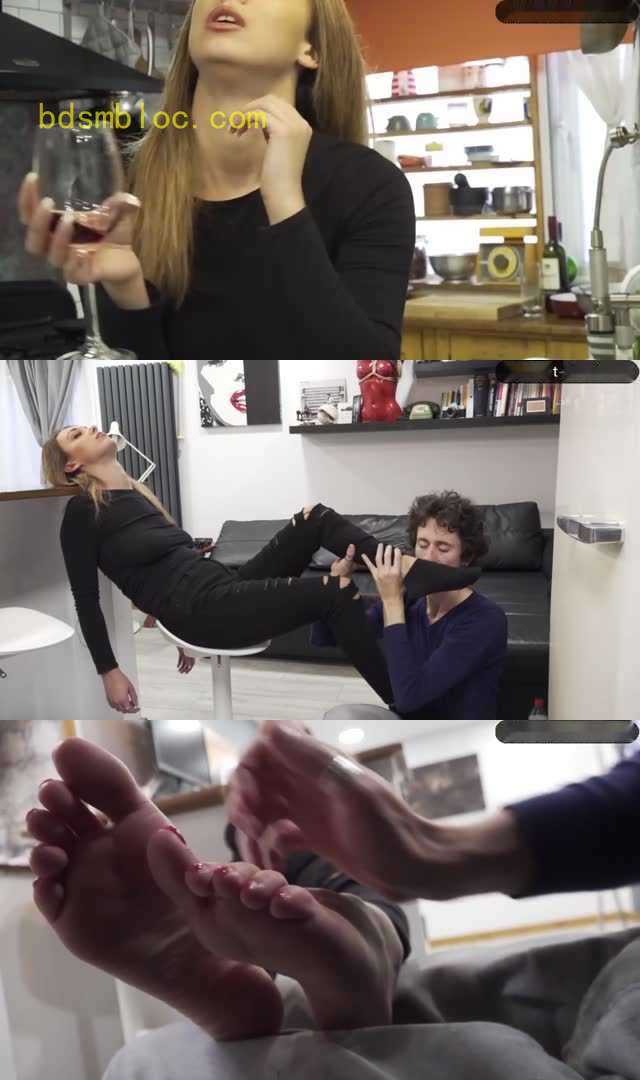 【欧美女王】脱了皮靴闻她臭棉袜脚！贱男还把女神玩坏了！