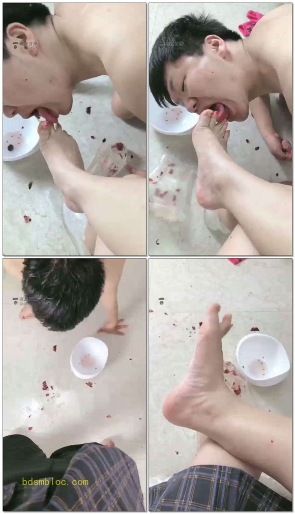 【兔粉粉女皇】脚踩葡萄喂食舔狗后续，反复舔净踩脏，羞辱又折磨