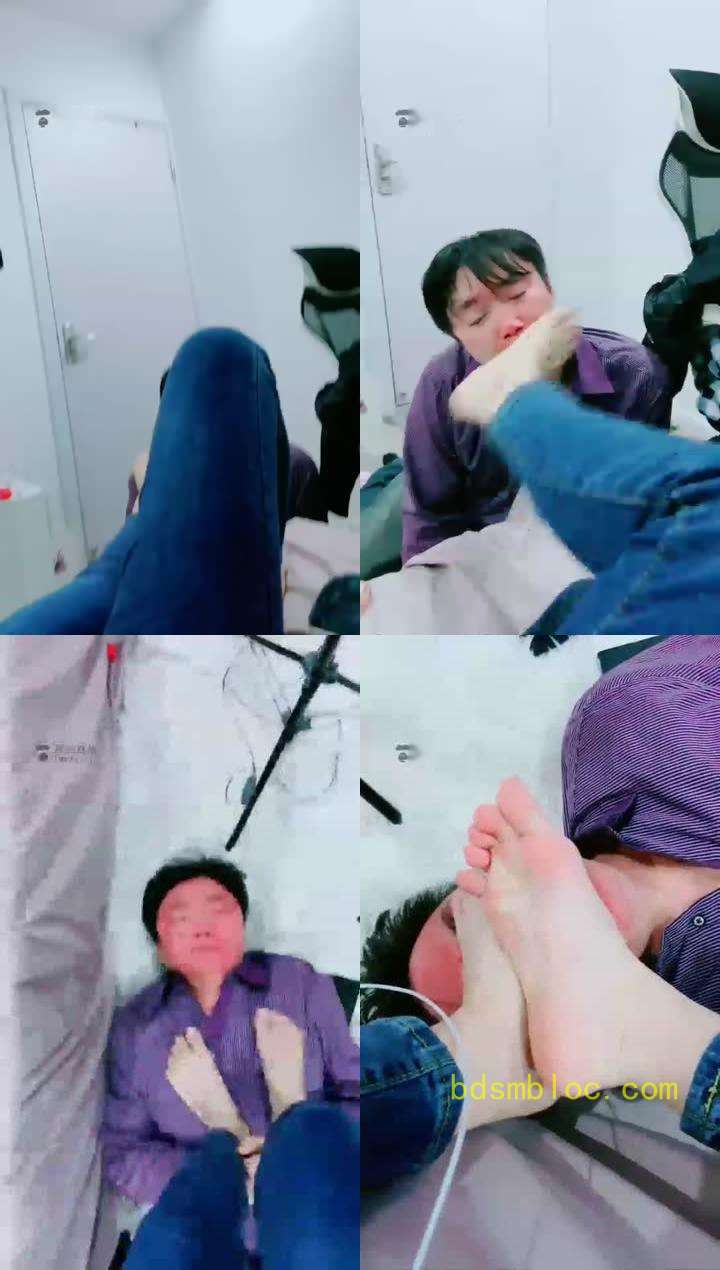 【悠悠S】踩狗聊天，当脚垫的命，脚真白