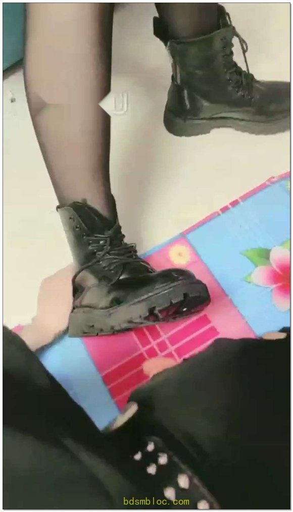 【轻舟一弄】调教场脏鞋底舔干净
