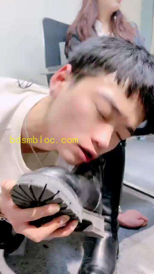 【语阳】和闺蜜约会男奴伺候打牌