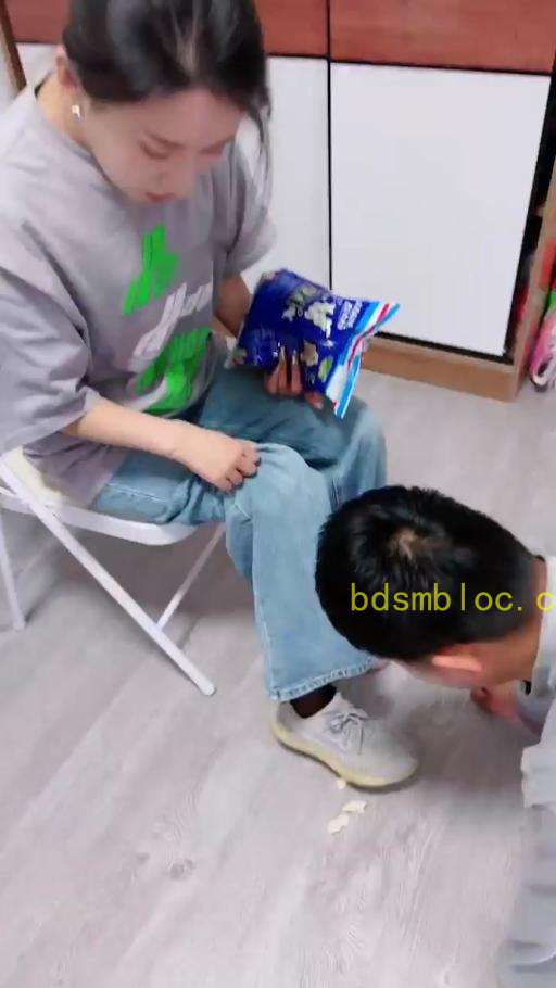 【潘妮】背着订婚的女朋友来给主人舔脚