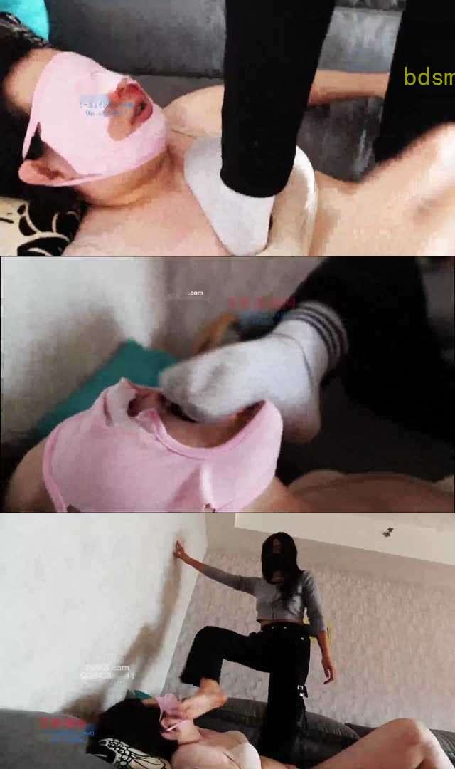 【超级女M】吹牛B的母狗被双s无情嘲讽臭袜子插嘴踩踏