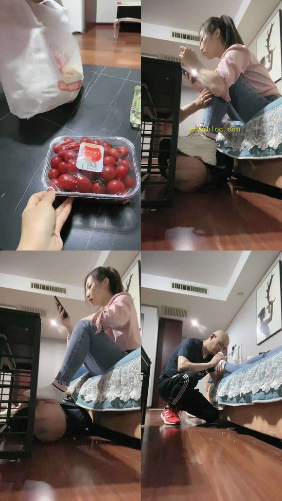 【魅儿S】家奴伺候吃饭-桌下小白鞋棉袜踩狗