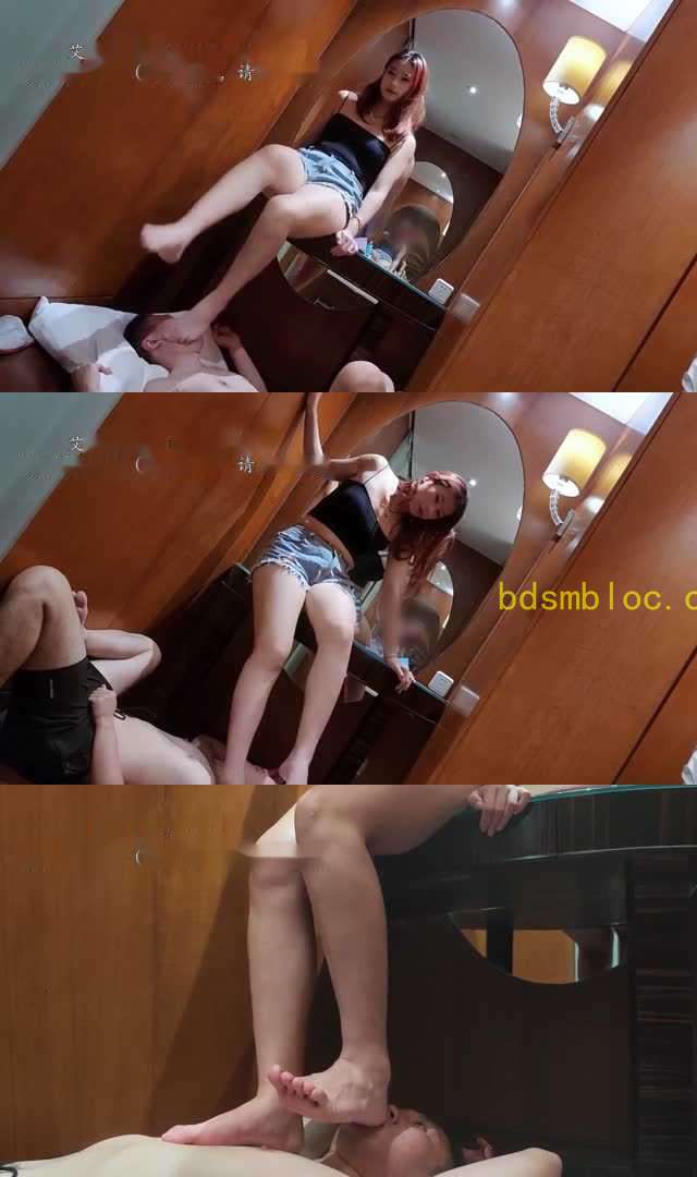 【lucky】跆拳道女王 坐梳妆台上踩脚垫 脚耳光 脚深喉