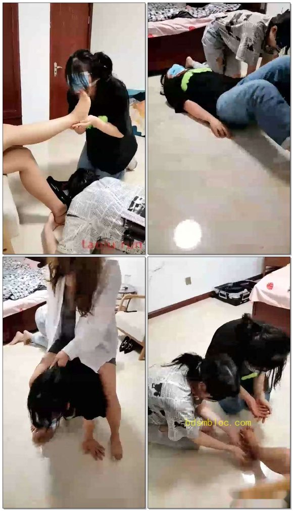 【微甜】偷窥的下场(双女奴)扇耳光,踩踏,骑乘,脚深喉