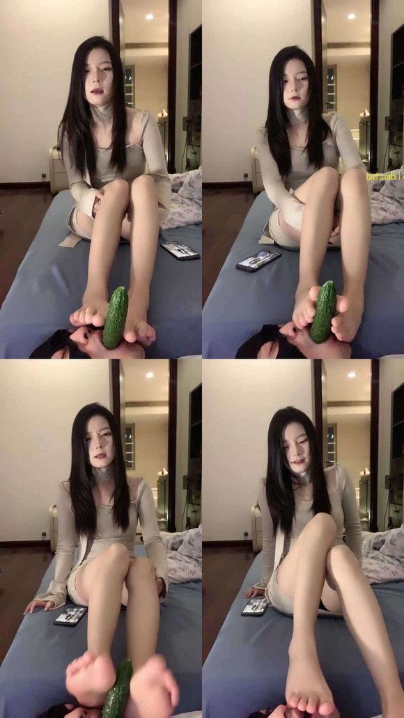【宝爷】裸足美腿玩虐-黄瓜插嘴