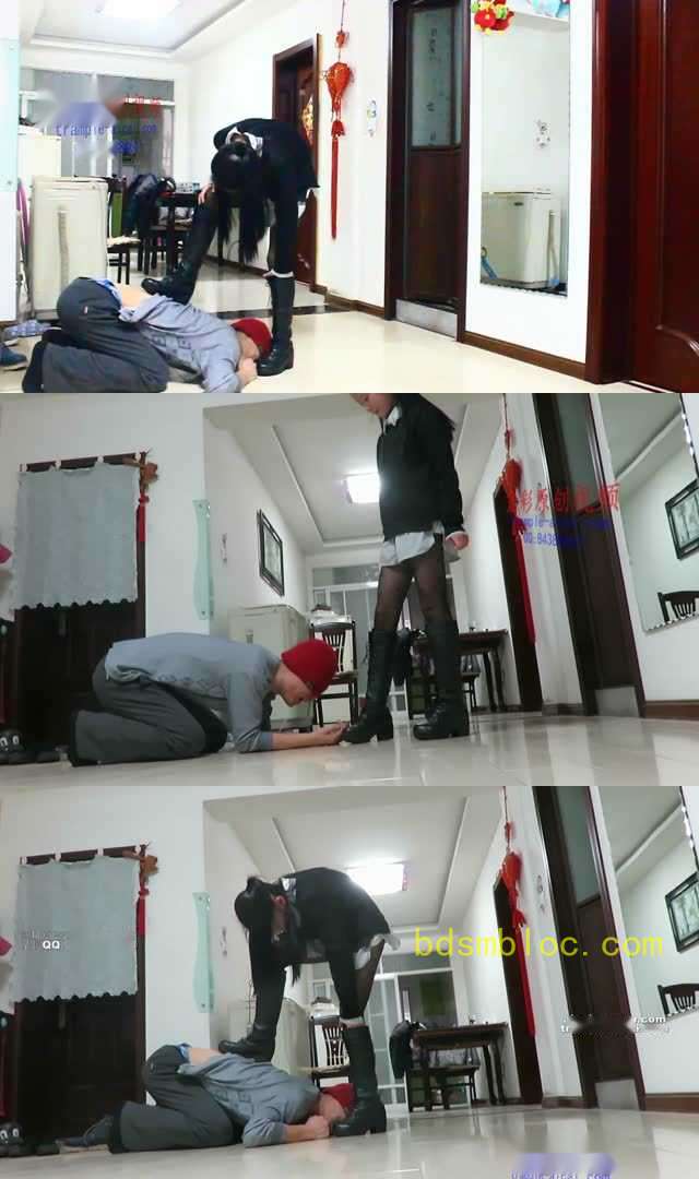 【小黑屋】萝莉侑主制服劫逼迫其舔鞋践踏全身长靴遛狗羞辱！