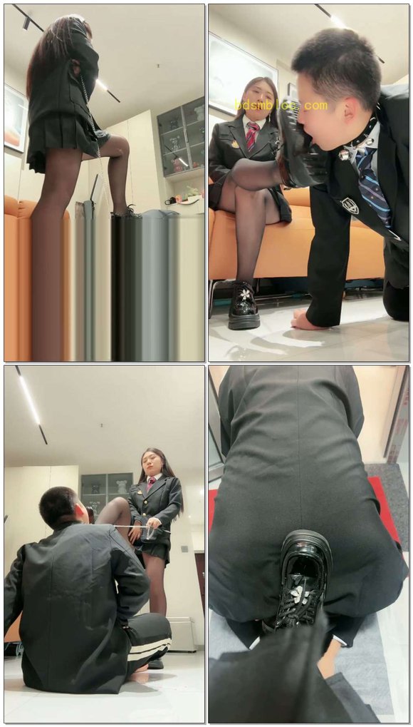 【雅妈】学姐开发学弟成厕奴滴蜡耳光浓痰风油精
