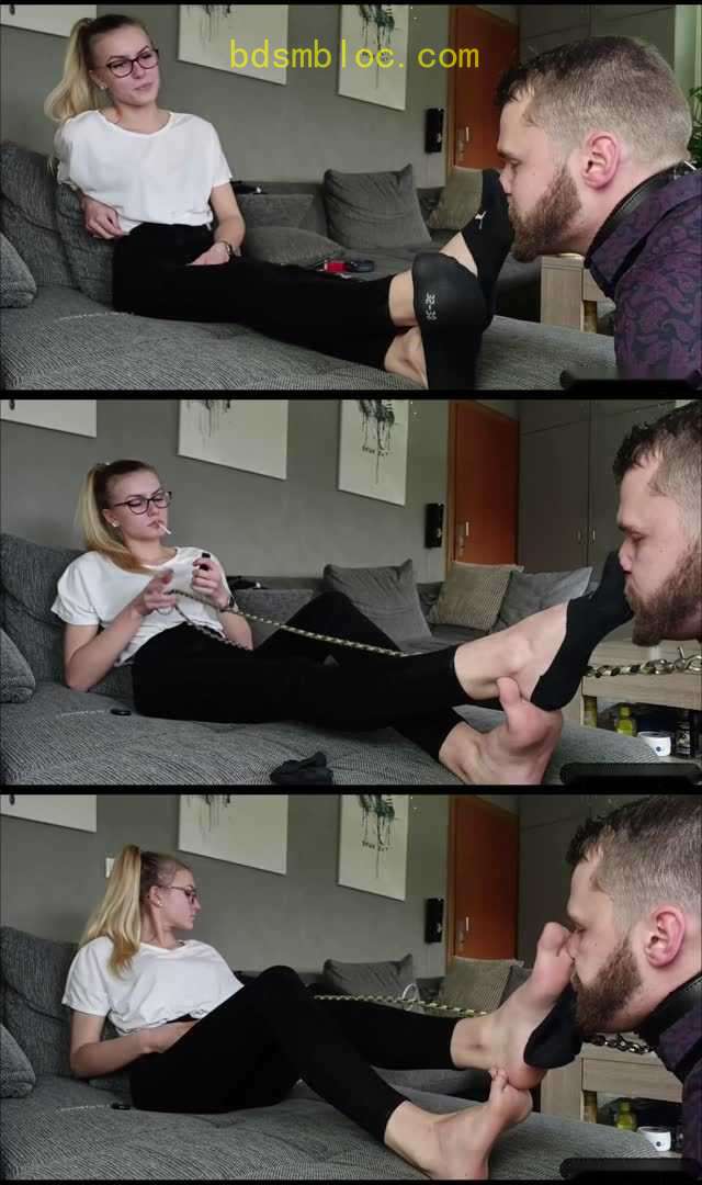 【欧美女王】用大美女Emmy的臭袜子当口罩就是爽！小伙吸着Emmy的臭袜子逛街