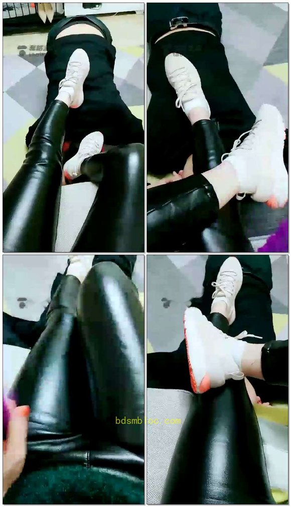 【王妃】小白鞋玩脚下狗
