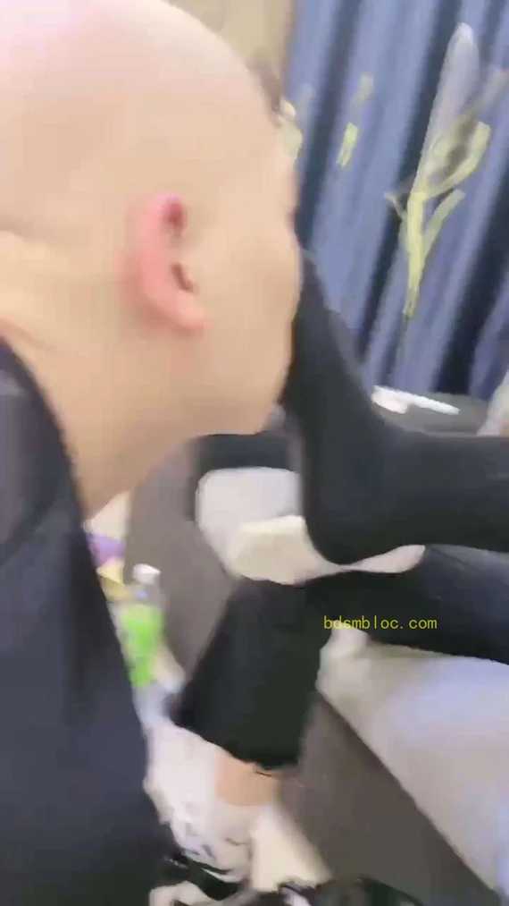 【凉爽】双女主调教光头