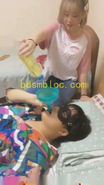 【00后冰冰女王】大量圣水口水羞辱舔高跟鞋