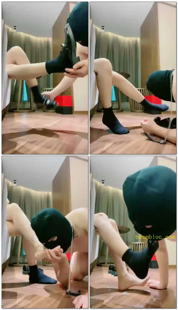 【米兔S】调教贱狗舔一波脚，黑鞋黑棉袜