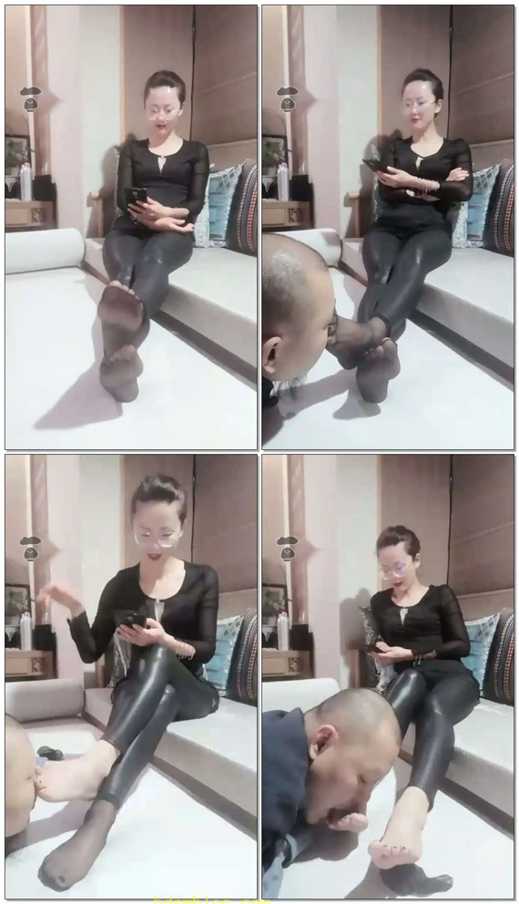 【女王菲主】闻黑丝，舔脚趾
