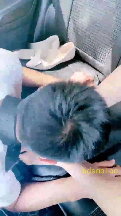 【尤黎】户外调教车内舔脚