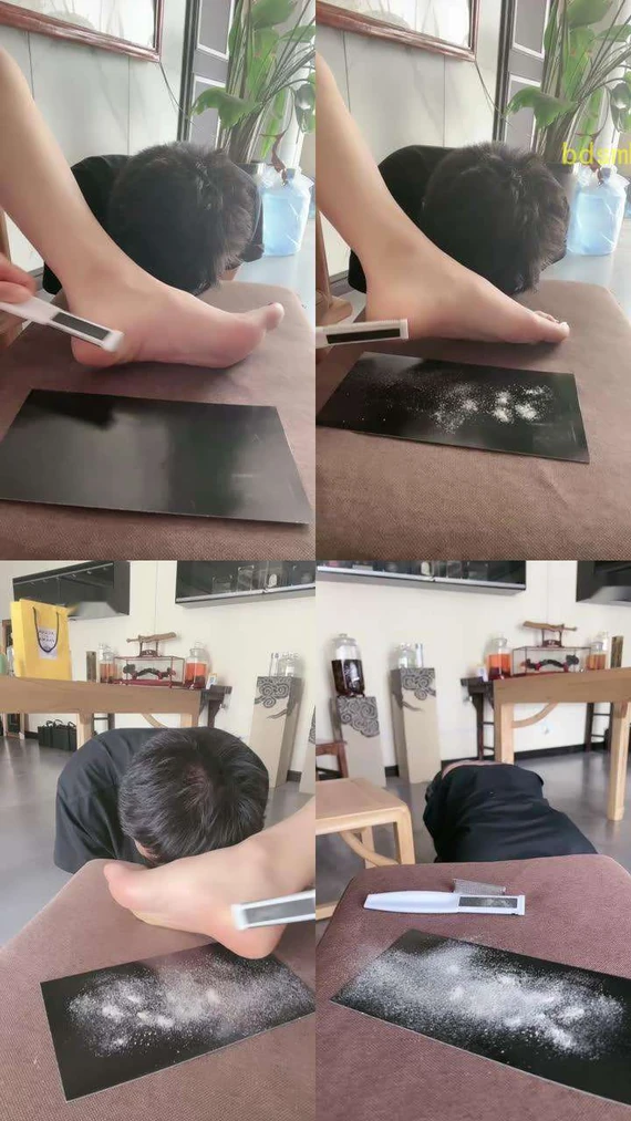 【沅芷大人】刮脚皮让贱狗吃掉