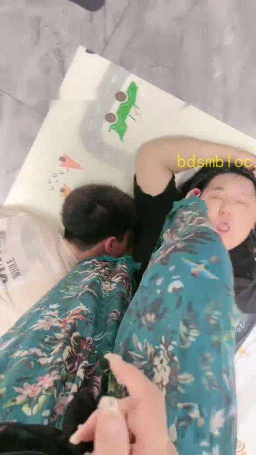 【辣妈】男奴把女朋友奉献给女主人