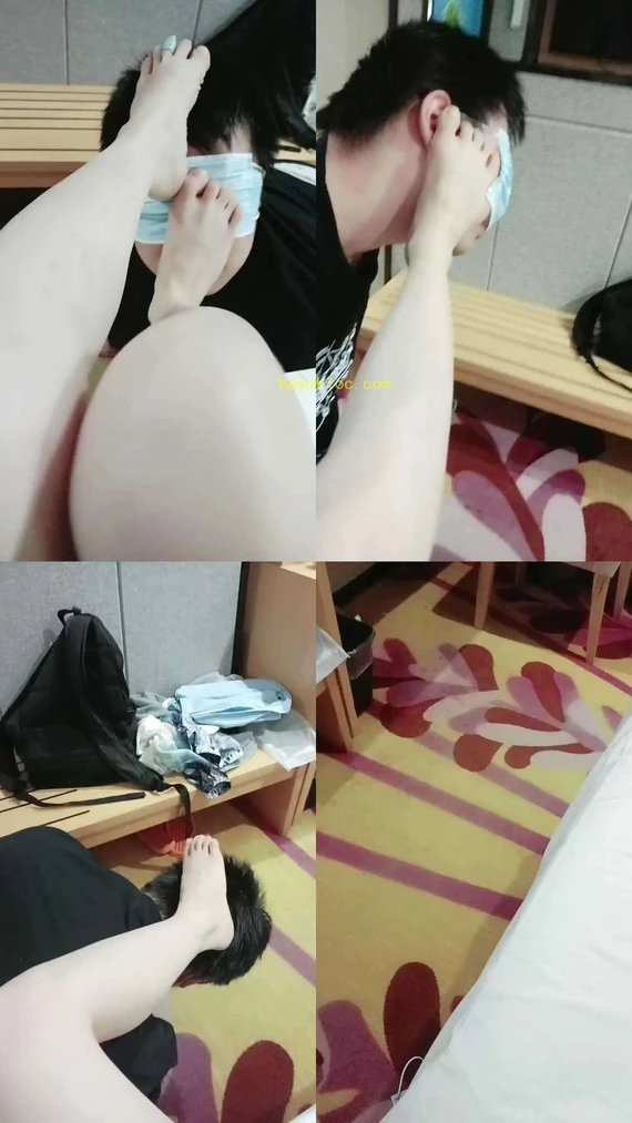 【三寸金脚】发现抖M弟弟喜欢我的脚