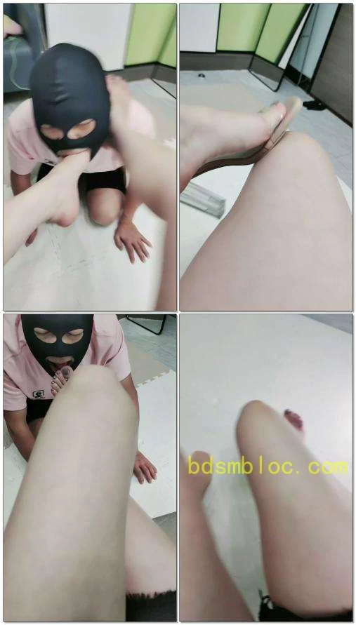 【云儿S】女神玩狗命令废物狗吃掉自己的金