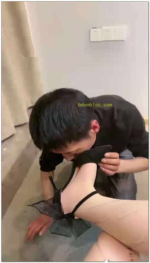 【蒂王攻QUEEN】字母肉丝蝴媒结高跟鞋深厚见勾舔鞋元味升水舔玉足