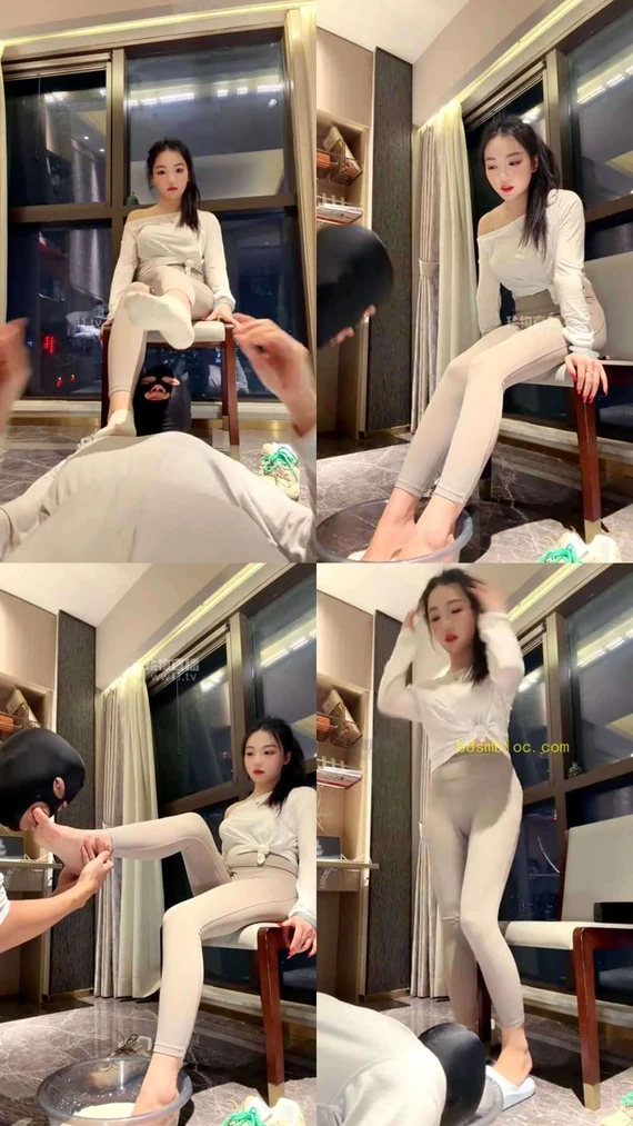 【小玫瑰】调教恋足狗 美足舔脚深喉洗脚水完食
