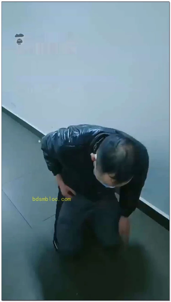 【初恋】商场被尾随，高筒靴狠踩色狼