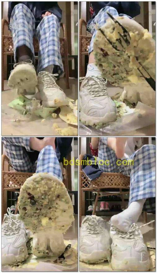 【绘子】（第一视角）学姐踩食物给你当宵夜好不好？