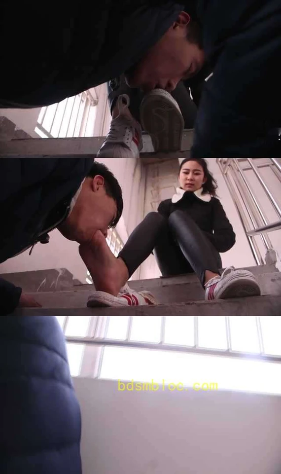 【艾丝】-室外楼梯帆布鞋裸足调教贱狗