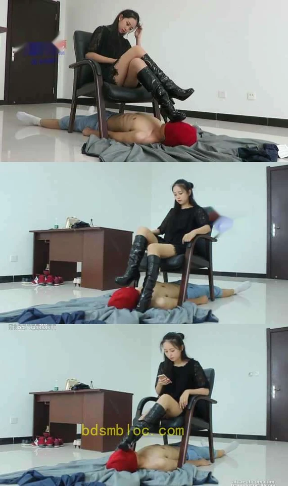 【小黑屋】超漂亮老师天依女主黒靴打电话踩贱狗做脸托！