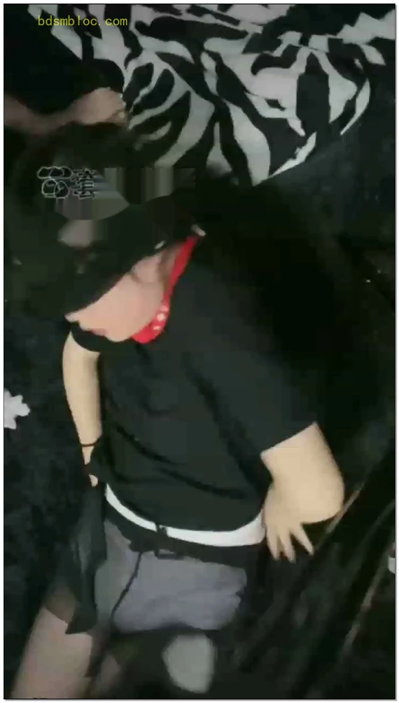 【柒月SSS】调教女奴，舔鞋舔脚钻胯，烟灰缸