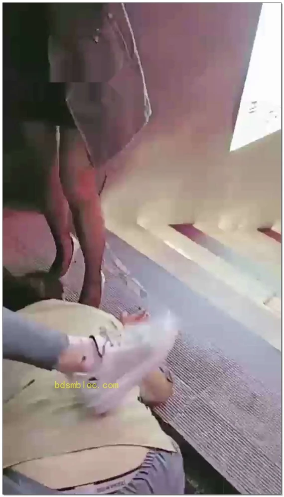 【幼稚园】酒吧门口雨中要饭，精彩户外调教
