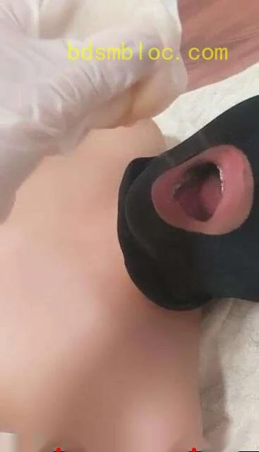 【冷颜女王】刺激，吃经血，舔内裤，喝红金圣水