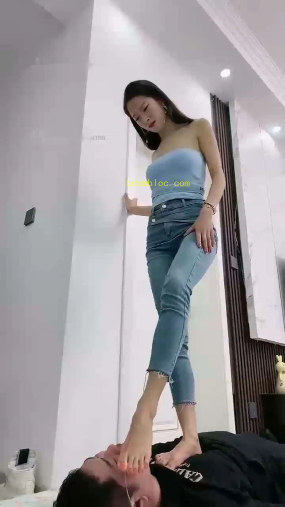 【麋鹿银儿】双胞胎美女调教踩踏