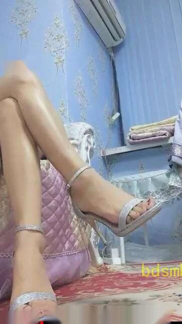 【心竹】第一视角羞辱，脚诱惑，看了就受不…