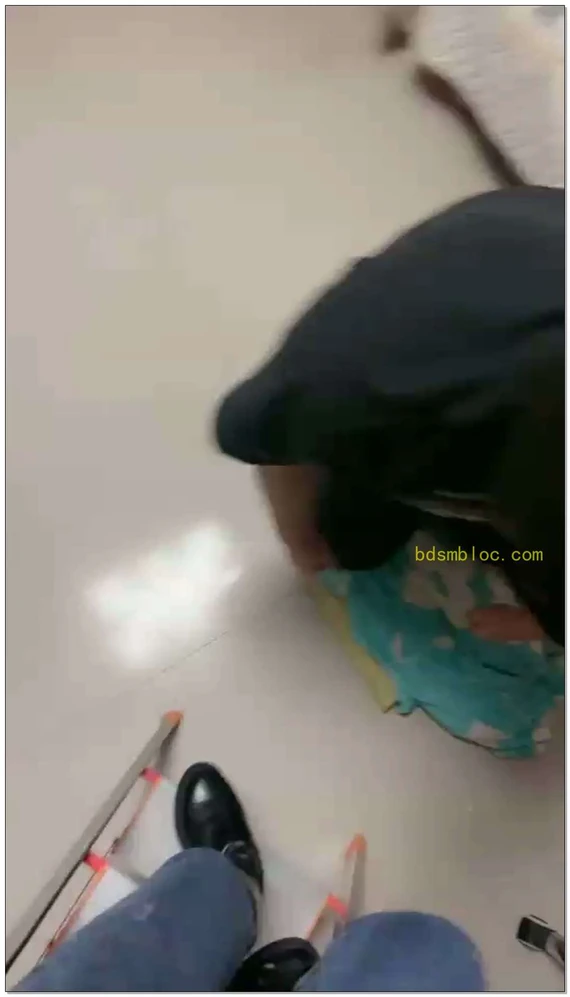 【初见S】爆踩爆踹爆扇狗头,2双黑长靴+细高跟短靴+黑运动鞋+皮拍暴力耳光