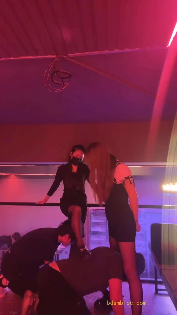 【妆主大大】在闺蜜的酒吧玩奴