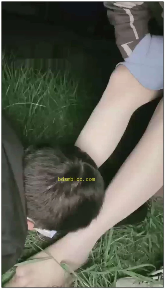 【奈美s】户外路边直播耳光舔脚调教