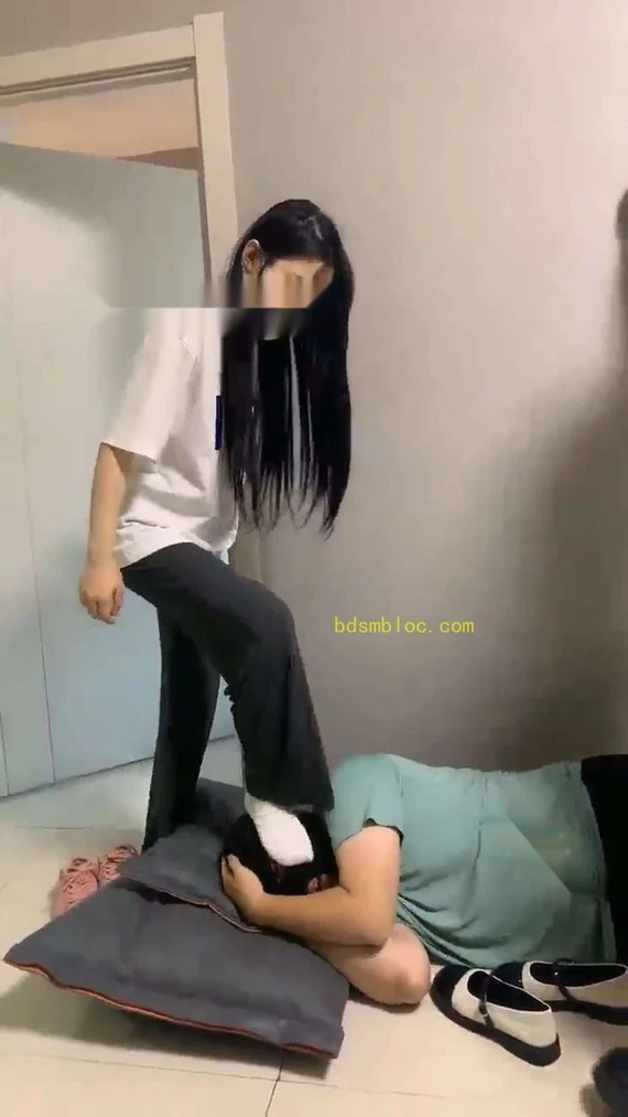 【精神小妹】驯奴踩踏舔脚