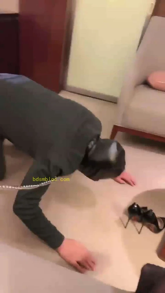 【妆主大大】剧情女主管调教员工当脚奴舔脚舔鞋