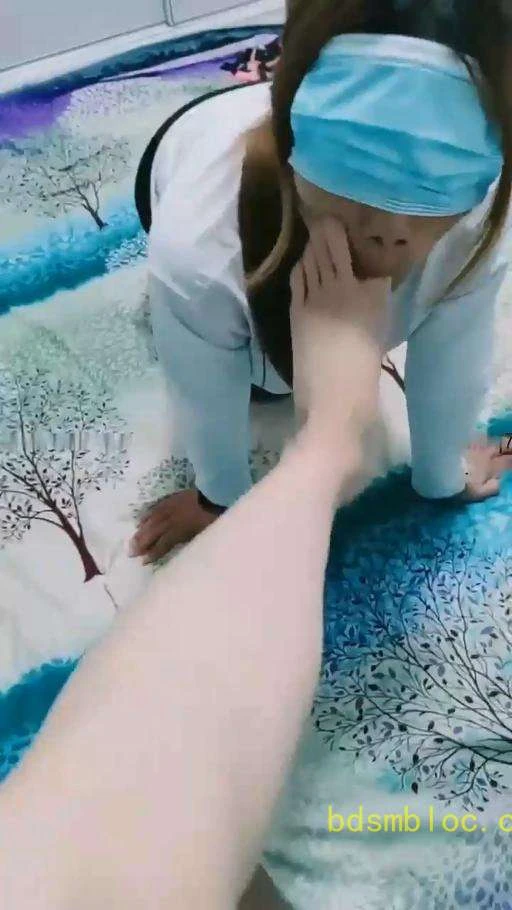 【丝姐】情侣双奴为主人舔脚