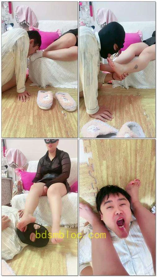 【佳琪女王s】偷偷闻棉袜咬姐姐的脚被发现