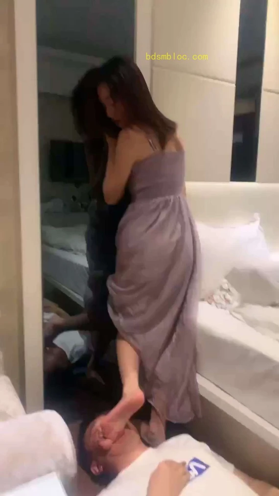 【术术】穿着丝袜来找虐的贱货