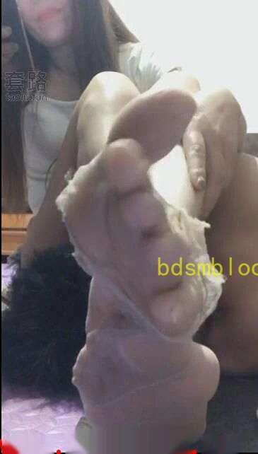 【咩祖】贱货躺跨下，叼厕纸
